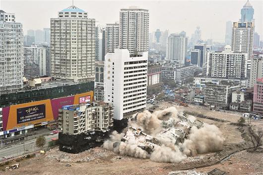武汉爆破拆除77米高银丰宾馆 3000条棉被防飞石