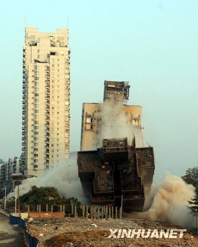 柳州爆破拆除闹市高楼失败一半倒下一半成斜塔